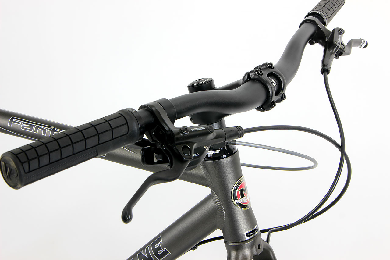 Fantom Cross Comp flat bar cockpit detail
